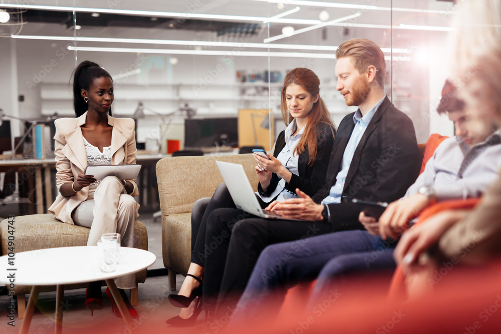 Obraz premium Business people conversation. Technology at hand