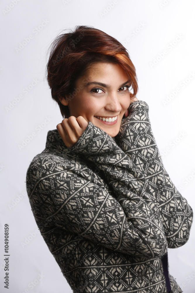 Mezzo busto di donna che si riscalda nel suo maglione color fantasia Stock  Photo | Adobe Stock