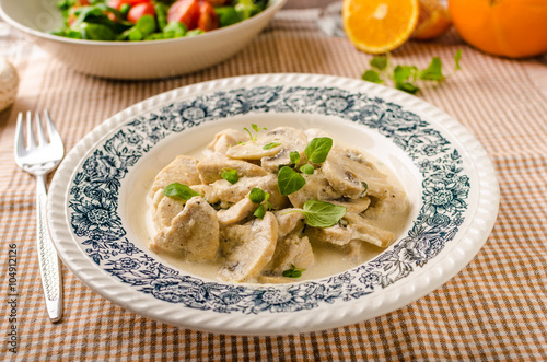 Chicken with mushrooms and cream sauce