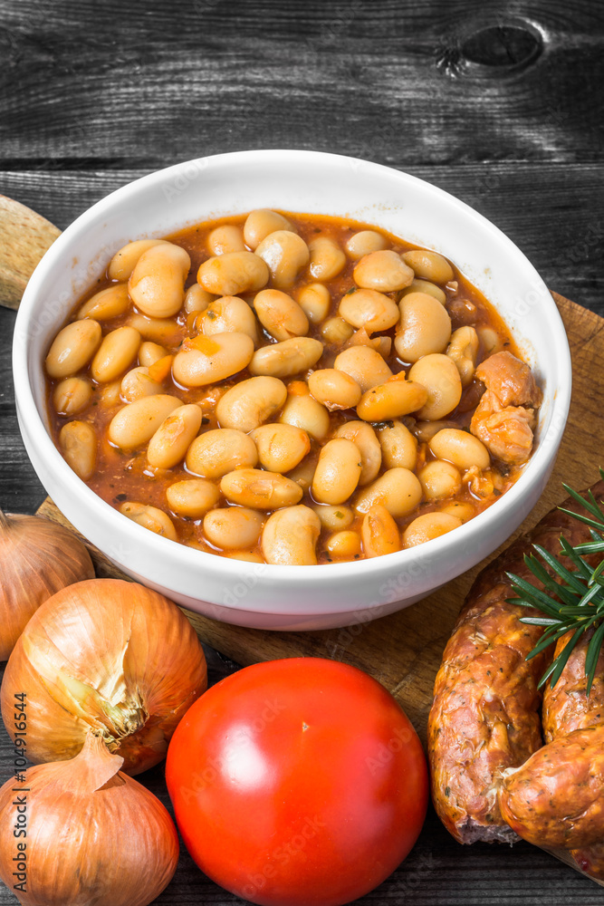 Baked beans with sausage in tomato sauce Baked beans with sausage in tomato sauce