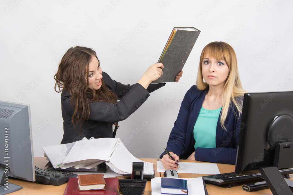 Φωτογραφία The girl in the office has a head of his colleague big folder