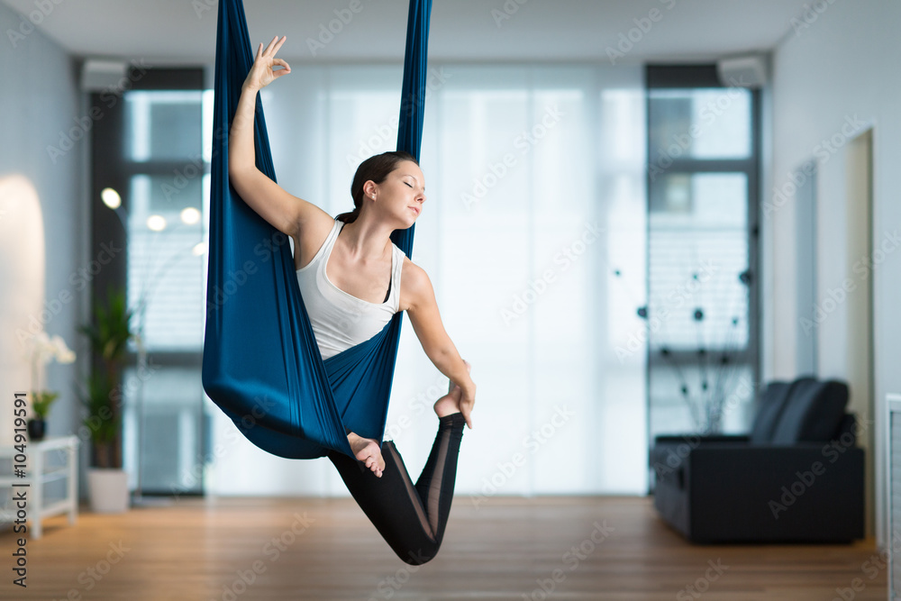 Fototapeta premium Junge Frau macht Aerial Yoga