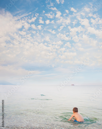 A child playing  sea