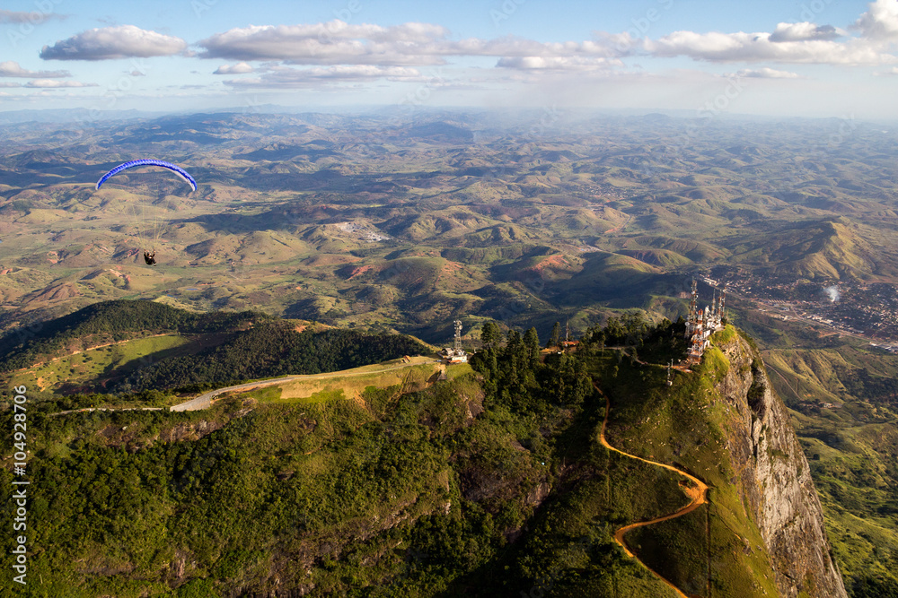 Fototapeta premium Paisagem aérea em Governador Valadares com Paraglider e pico do ibituruna e vale do rio Doce