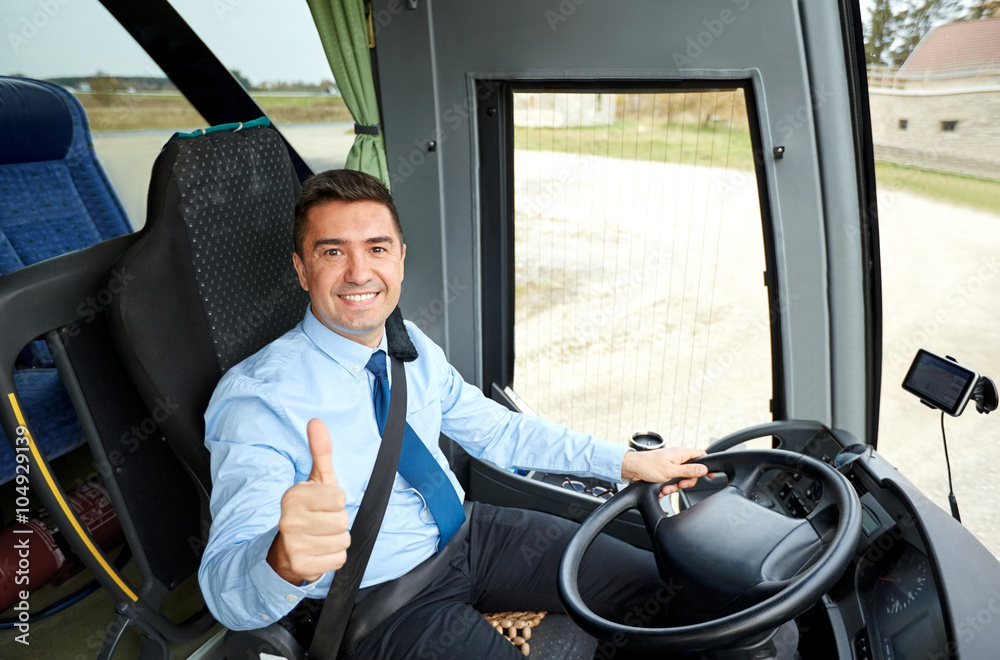 Obraz premium happy driver driving bus and snowing thumbs up