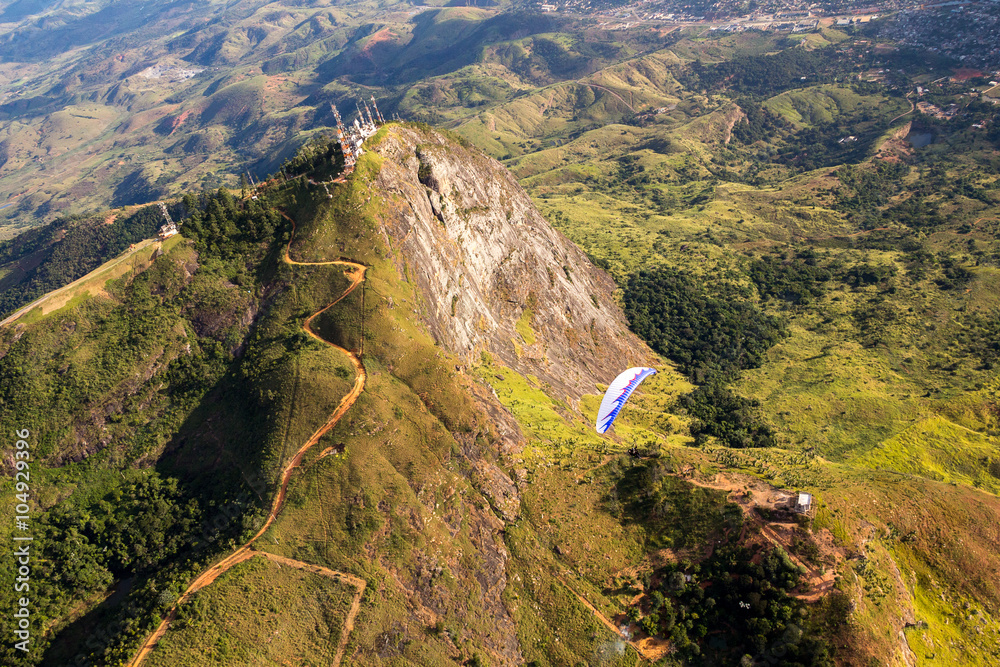 Paisagem aérea em Governador Valadares com Paraglider e pico do ...