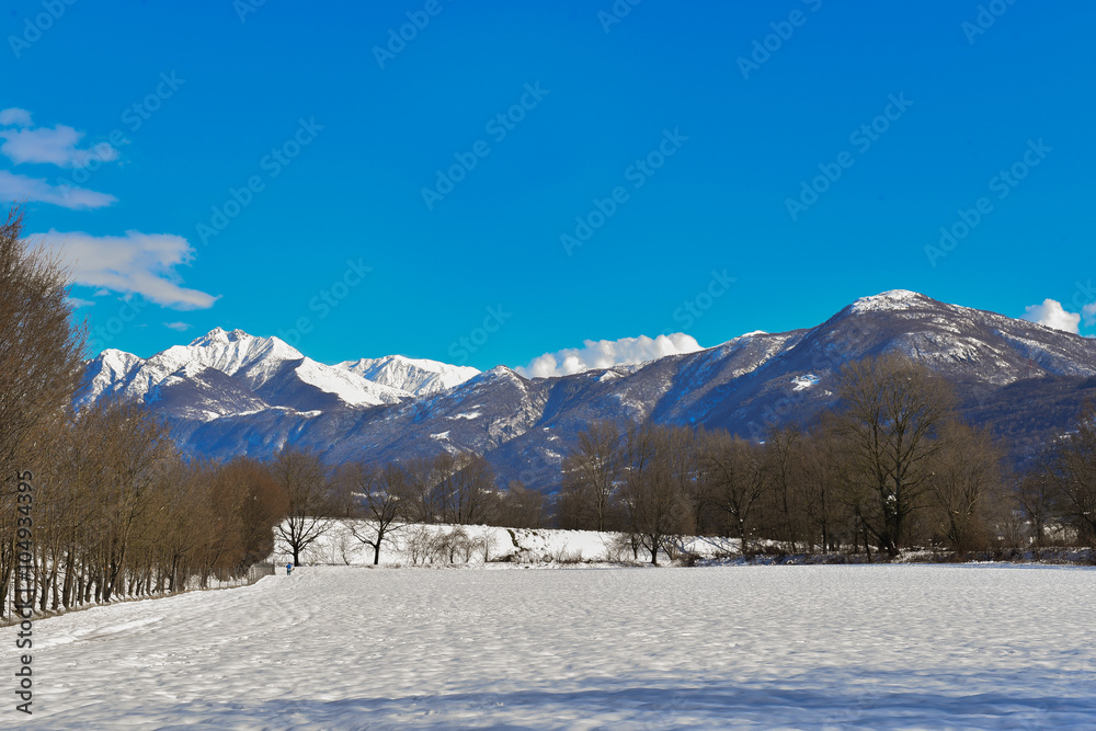 Veduta invernale con neve e montagne innevate 