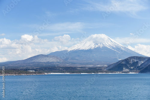 Mountain Fuji and Lake © leungchopan