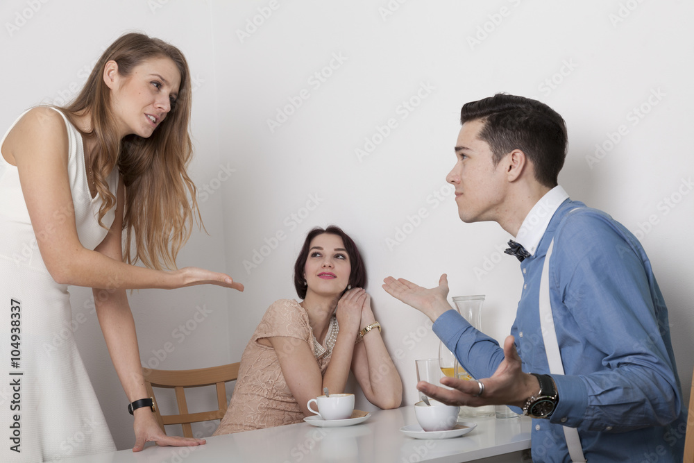 Eifersüchtige Frau macht ihrem Freund eine Szene während er mi Eifersüchtige Frau macht ihrem Freund eine Szene während er mi