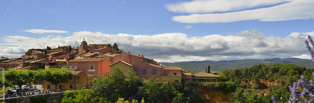 Panoramique sur Roussillon (84220), département du Vaucluse en région Provence-Alpes-Côte d'Azur, France