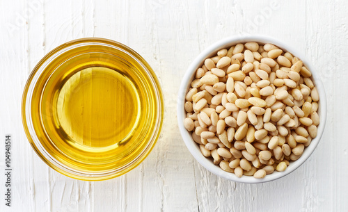 Foto Pine nut oil and pine nuts