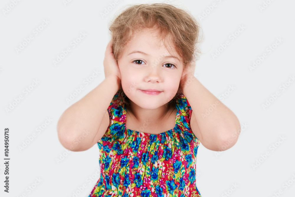 bambina a chiudere gli orecchi bambina a chiudere gli orecchi