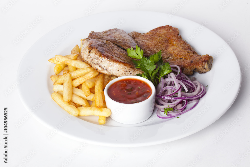 meat with fries and red onion sauce
