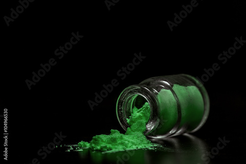 ciemy zielony colorant powder in the jar