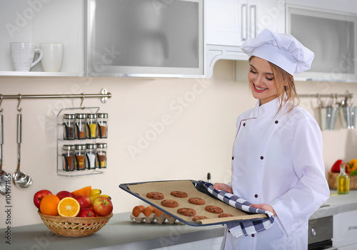 Young woman with pan of cho...