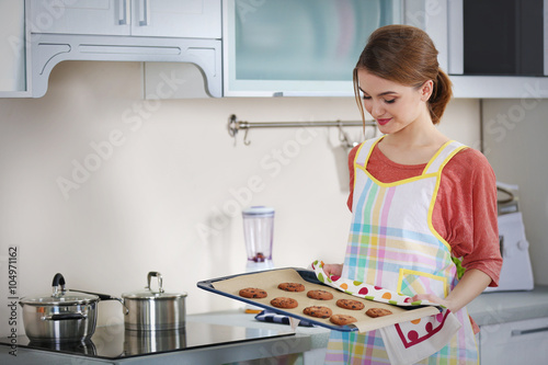 Young woman preparing choco...