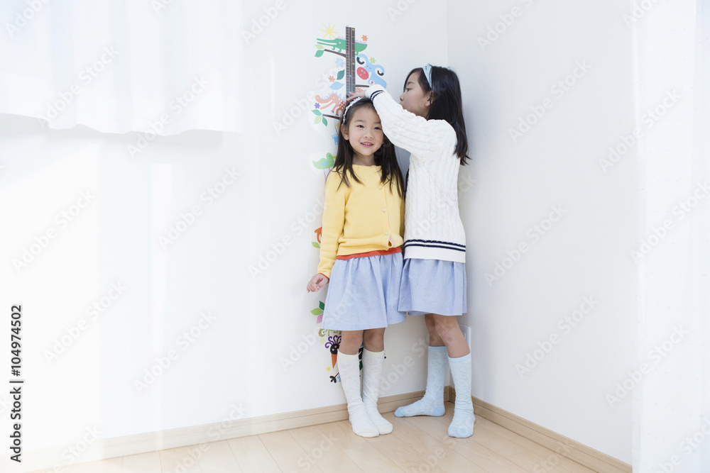 背比べする子供達 背比べする子供達