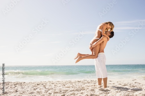 Fotografija Boyfriend lifting his girlfriend