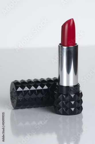 Pintalabios rojo sobre fondo blanco. Make up. 