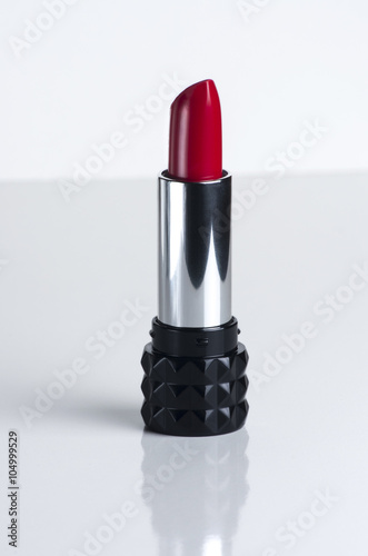Pintalabios rojo sobre fondo blanco. Make up. 