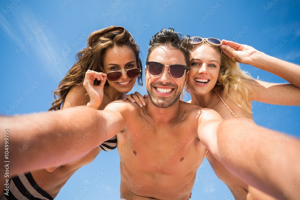 Obraz premium Happy friends taking selfie on the beach 
