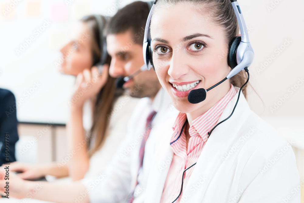 Frau und Mann als Operator im Callcenter bei Hotline Service Frau und Mann als Operator im Callcenter bei Hotline Service