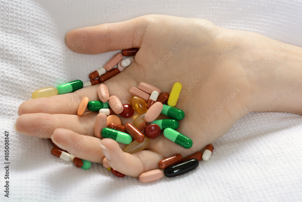 Hand voller Pillen, Tabletten und Kapseln nach Suizid, Selbstmord oder  Freitod Stock-Foto | Adobe Stock
