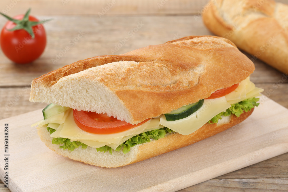 Belegtes Baguette zum Frühstück mit Käse Belegtes Baguette zum Frühstück mit Käse