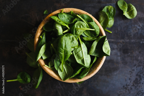 Fresh spinach leaves in a wooden bowl