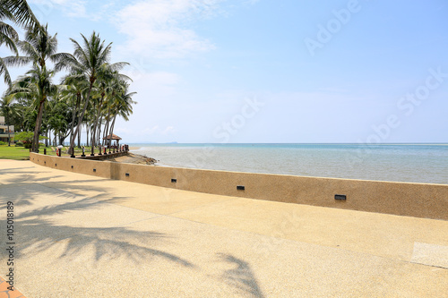 Fototapeta Naklejka Na Ścianę i Meble -  Tropical walkway with blue sea background on sunny day.