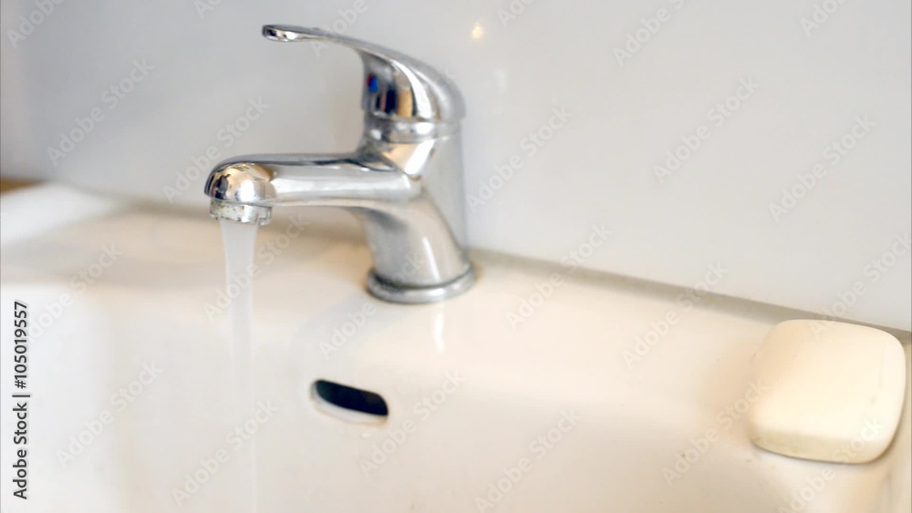 Handreinigung mit Seife unter laufendem Wasser Handreinigung mit Seife unter laufendem Wasser