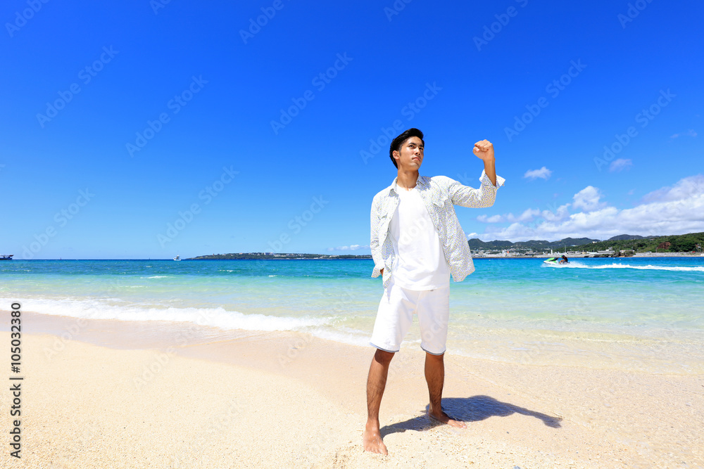 瀬底島の美しいビーチで寛ぐ男性 瀬底島の美しいビーチで寛ぐ男性