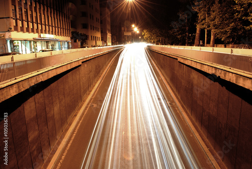 fari di automobili in città di notte 05