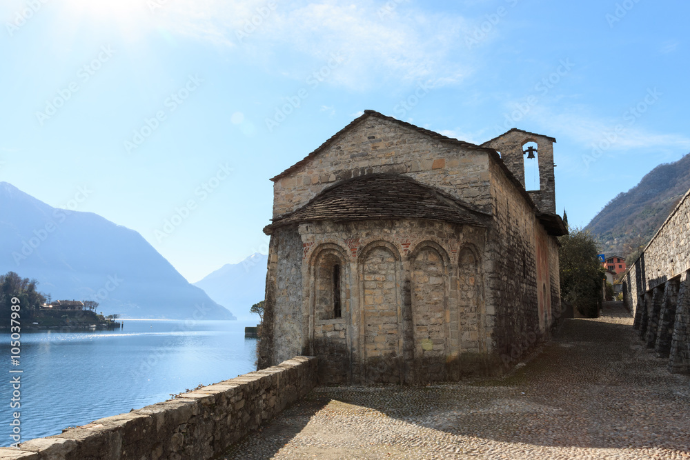 Fototapeta premium La tipica chiesa di S.Giacomo (XI secolo). Sala Comacina. Lago di Como.