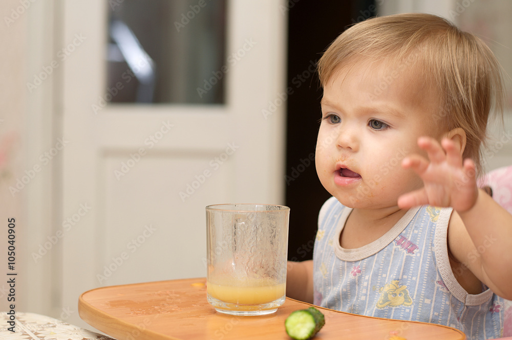 Blonde girl expressing  while eating