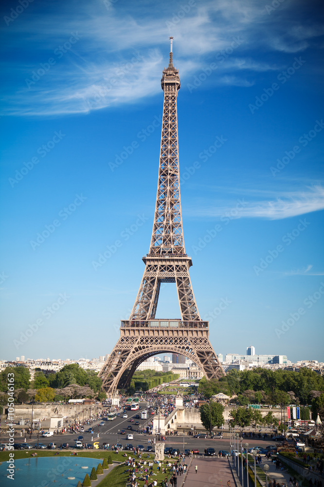 Fototapeta premium Eiffel Tower in Paris, France