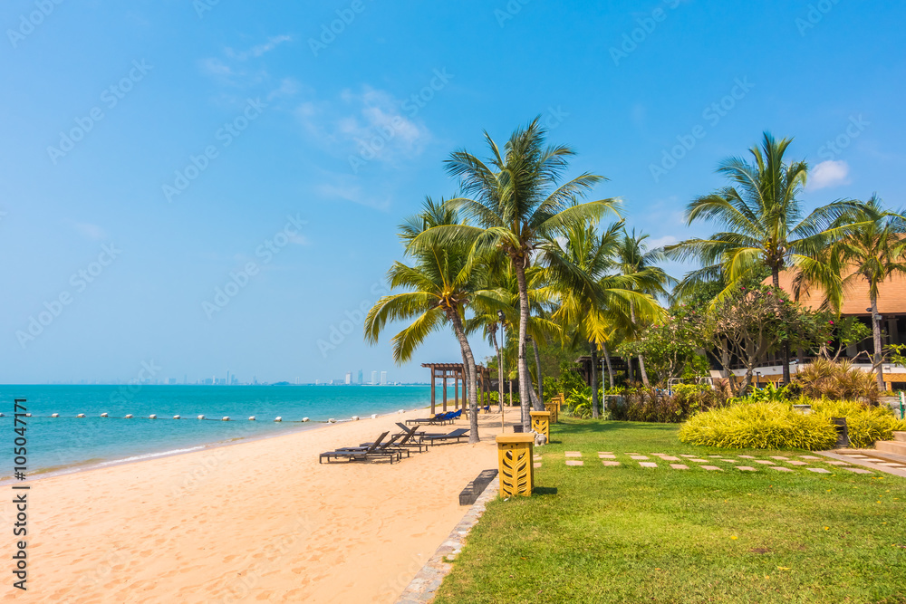 Fototapeta premium Beautiful beach and sea with palm tree