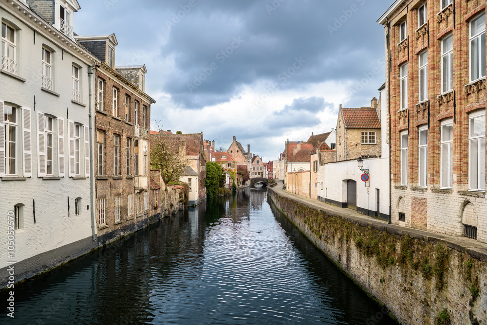 Ein Kanal/eine Gracht in Brügge, Belgien. Fotografiert von der Torenbrug aus.