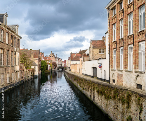 Ein Kanal/eine Gracht in Brügge, Belgien. Fotografiert von der Torenbrug aus. photo