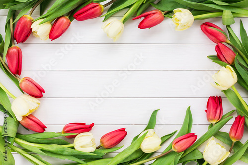 Fototapeta Naklejka Na Ścianę i Meble -  Red and white tulips on white wooden background with copy space. Top view