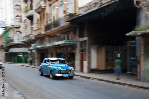Oldtimer fährt durch Havanna