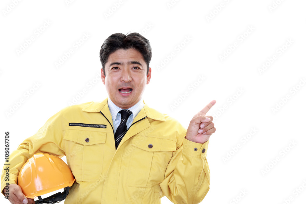 指示する笑顔の労働者
