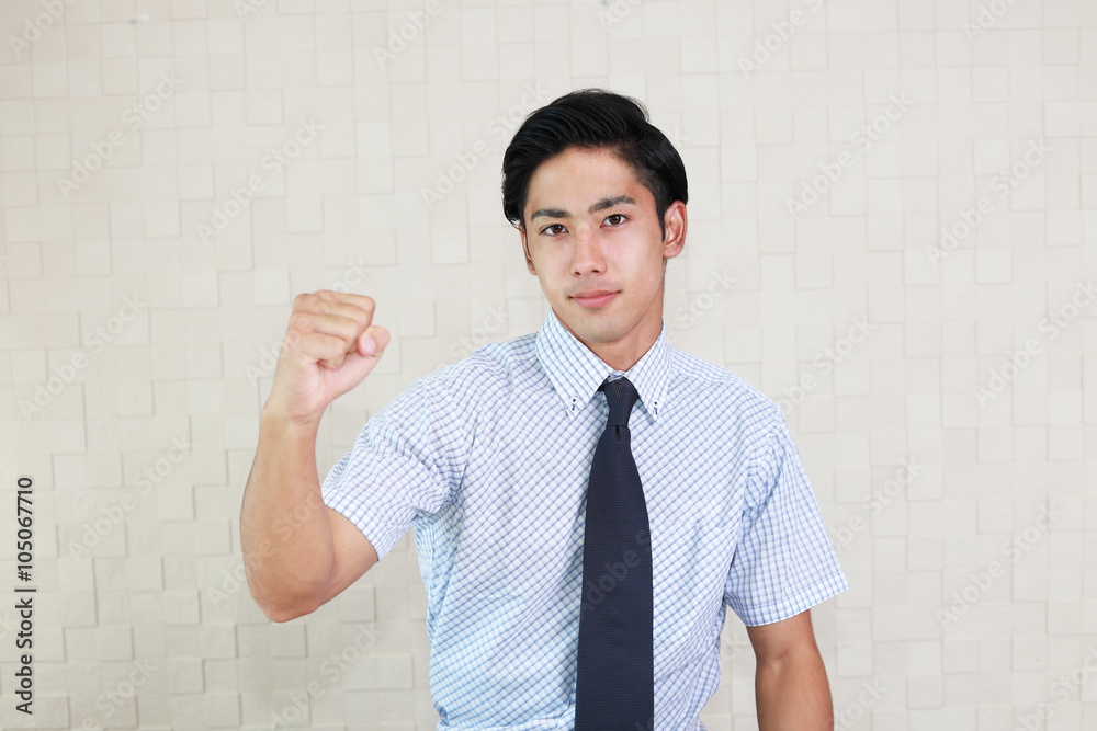 ガッツポーズのビジネスマン