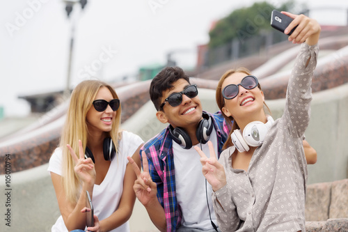 Make selfie photos with friends © Sergey Nivens