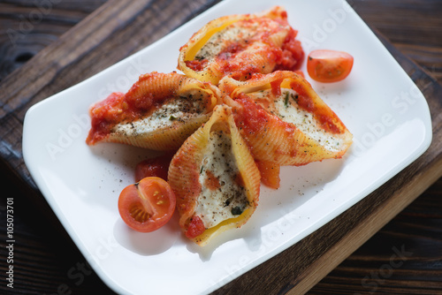 Baked conchiglioni with cottage cheese and tomato sauce