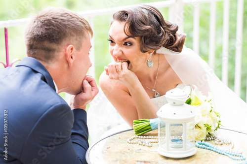 Fotografía Cheerful young couple in love having fun outdoors