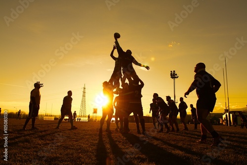 giocatori di rugby partita di sera al tramonto