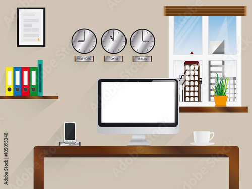 Büro Arbeitsplatz mit Computer und Telefon auf Schreibtisch, Fenster mit Aussicht auf Hochhäuser