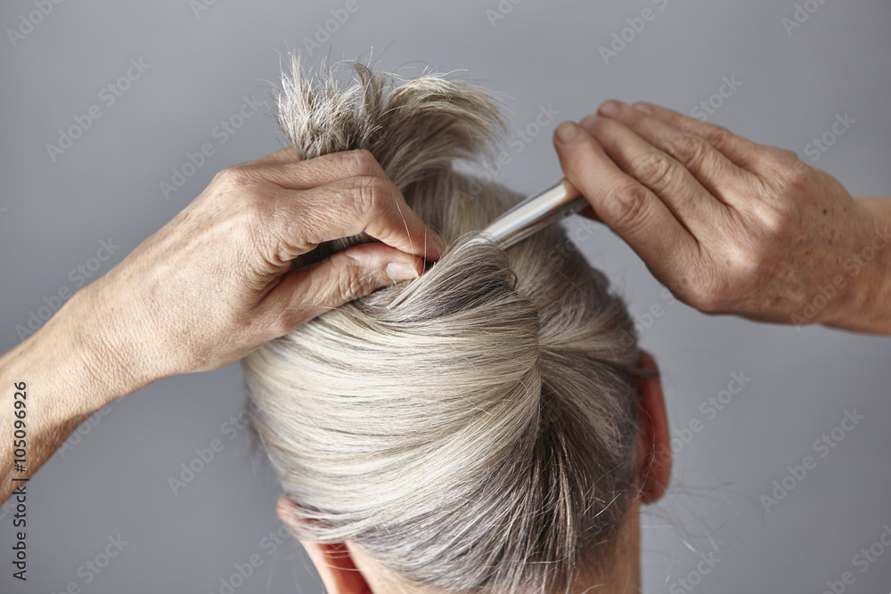 Naklejka premium Frau mir grauen Haaren