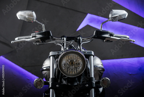 образ крутого навороченного мотоцикла чоппер в студии
